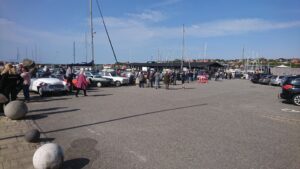 Bandfestival og biler på havnen.